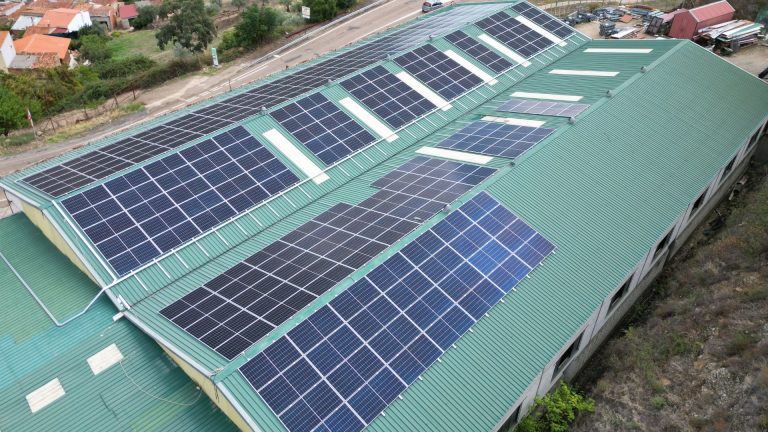 Gran cubierta industrial con instalación fotovoltaica
